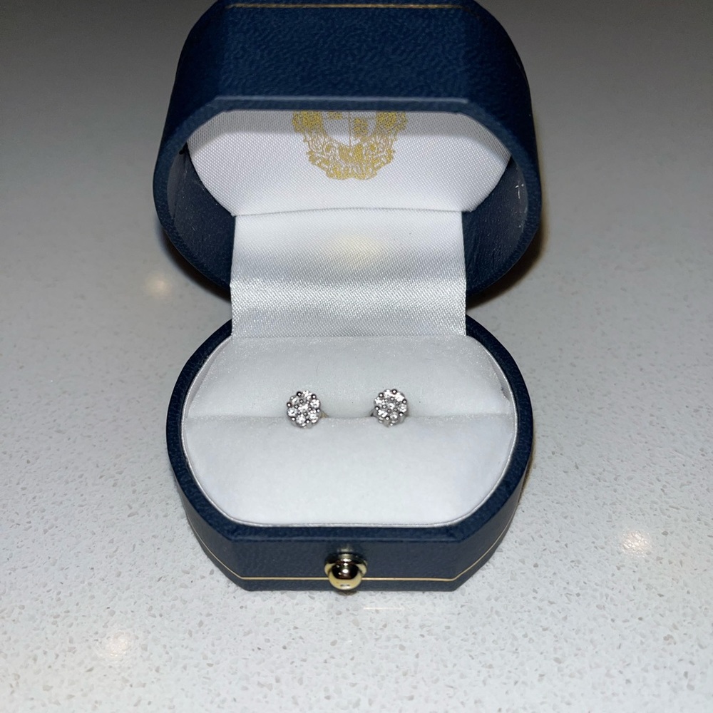 14k white gold, diamond cluster earrings. Diamond weight is 1/4.